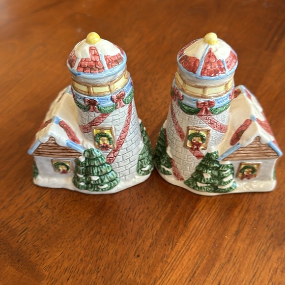 Ceramic Christmas Home and Lighthouse - Salt  and Pepper 🌶️ shakers - Picture 2 of 5